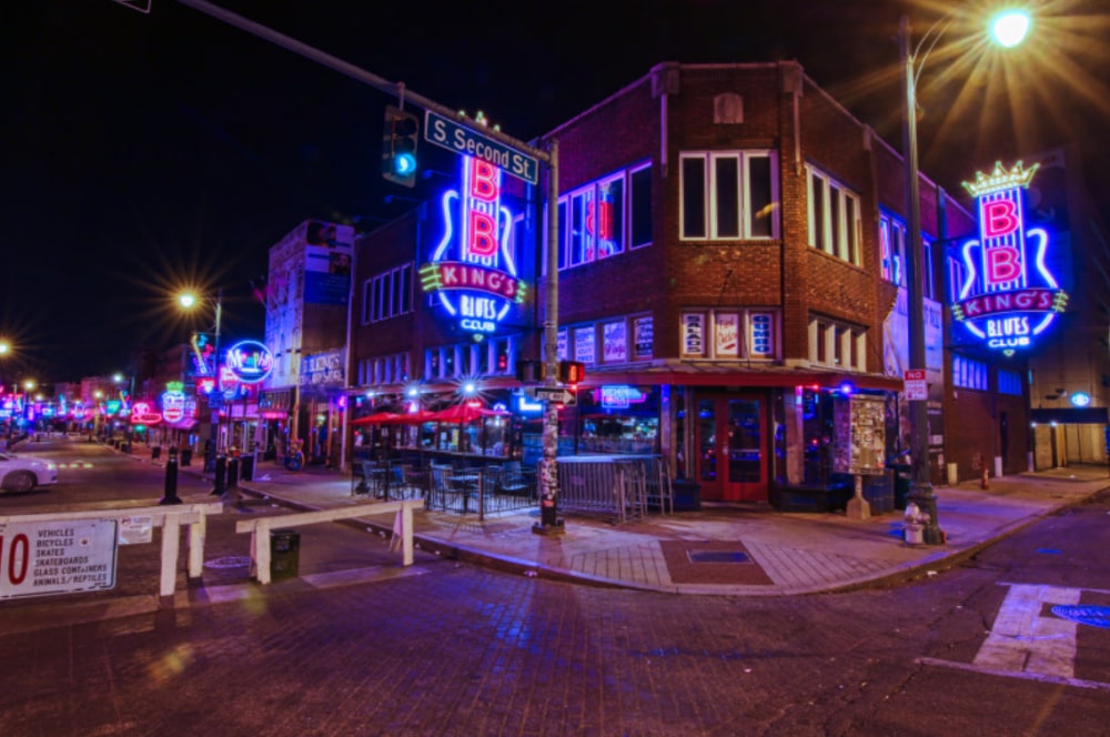 In 1995, Terrie relocated to Los Angeles and continued to work with BB King’s Blues Club as a hostess at their Universal City location
